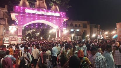 श्रीकृष्ण जन्मभूमि पर श्रद्धालुओं की भीड़।