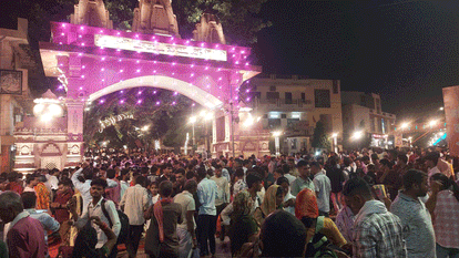 श्रीकृष्ण जन्मभूमि पर श्रद्धालुओं की भीड़।