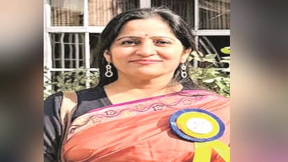 प्रधानाचार्या मंजरी वी महाजन।