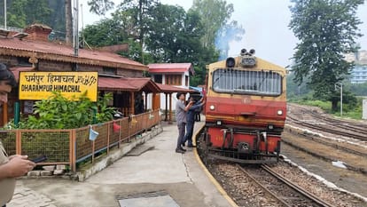 धर्मपुर रेलवे स्टेशन से शुक्रवार सुबह यात्रियों को लेकर शिमला के लिए रवाना हुई ट्रेन।