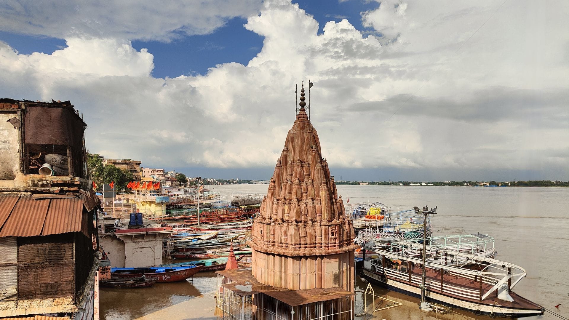 Impact of floods in Varanasi bodies transported by boat at Manikarnika Ghat 566 families have left their homes