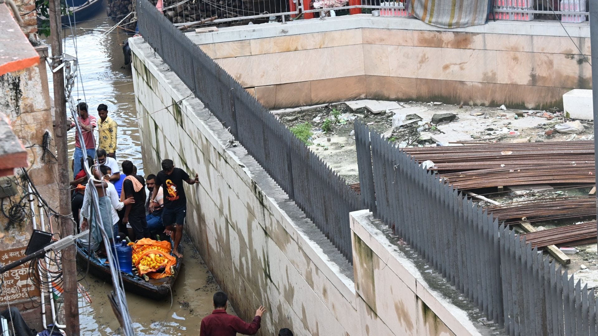 Impact of floods in Varanasi bodies transported by boat at Manikarnika Ghat 566 families have left their homes