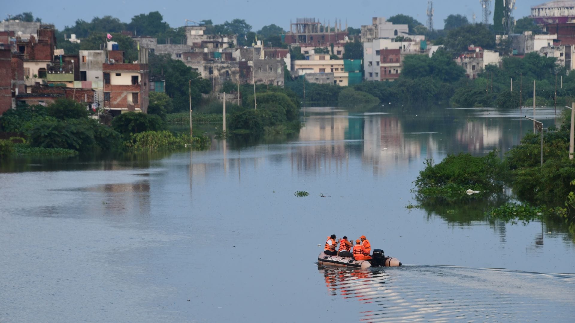 Impact of floods in Varanasi bodies transported by boat at Manikarnika Ghat 566 families have left their homes