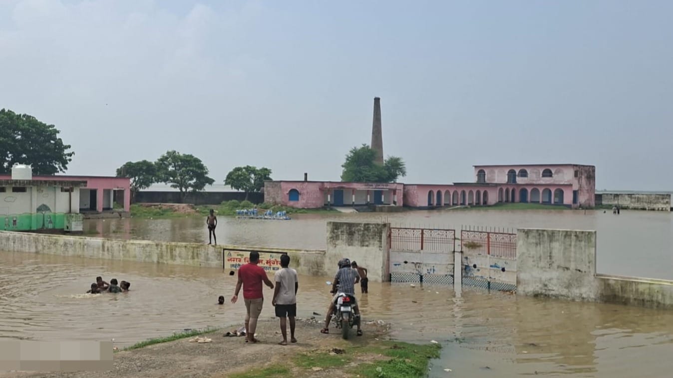 विद्यालय में घुसा बाढ़ का पानी।
