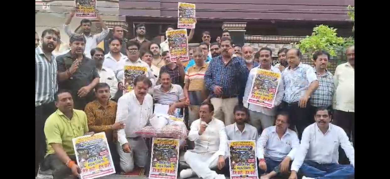 Traders Protest with Injured Merchant Over Poor Condition of CM Grid Road in Kidwai Nagar, Demand Compensation