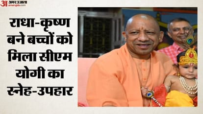 पीठ में अनुष्ठान के दौरान सीएम योगी।