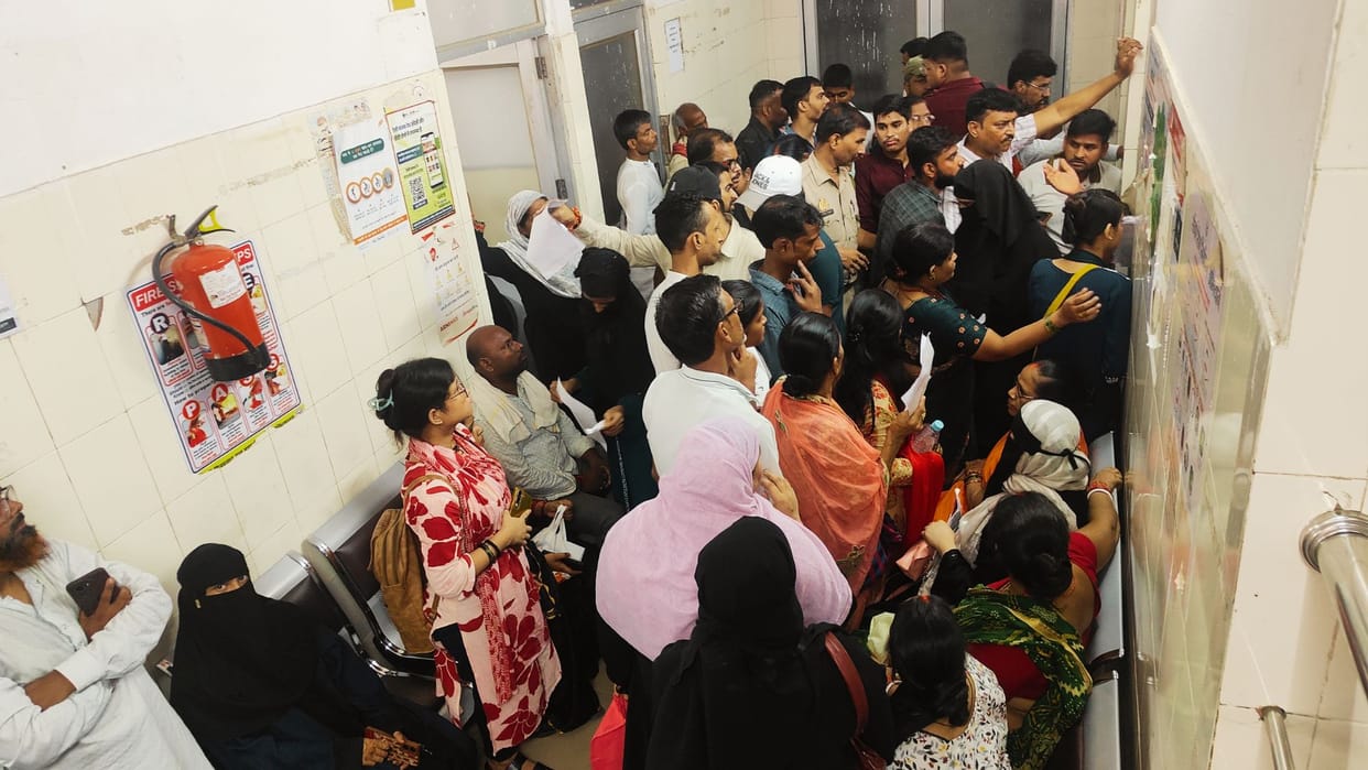 Eye flu and ear pain caused by weather changes and pollution 300 patients visiting hospital in Varanasi