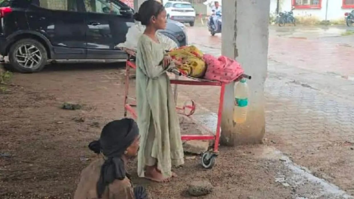 Jhansi: Daughter kept weeping as father lacked the money to transport his wife's body