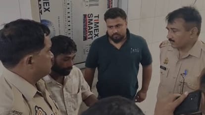 अस्तपाल पहुंचे परिजन।