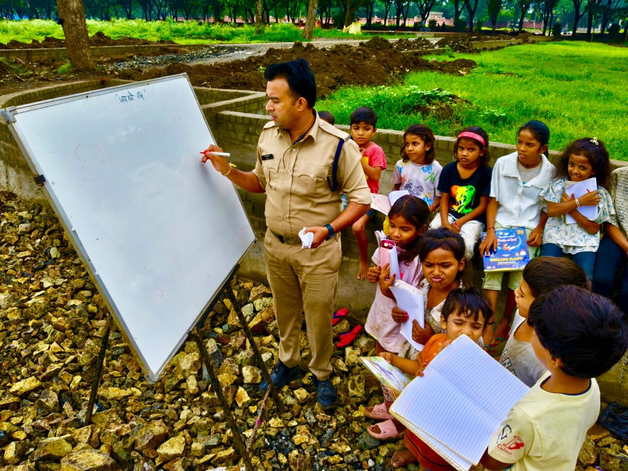 Indore: Khaki-Clad Cop Runs Open-Air School Under a Tree, Offers Free Education to Underprivileged Kids