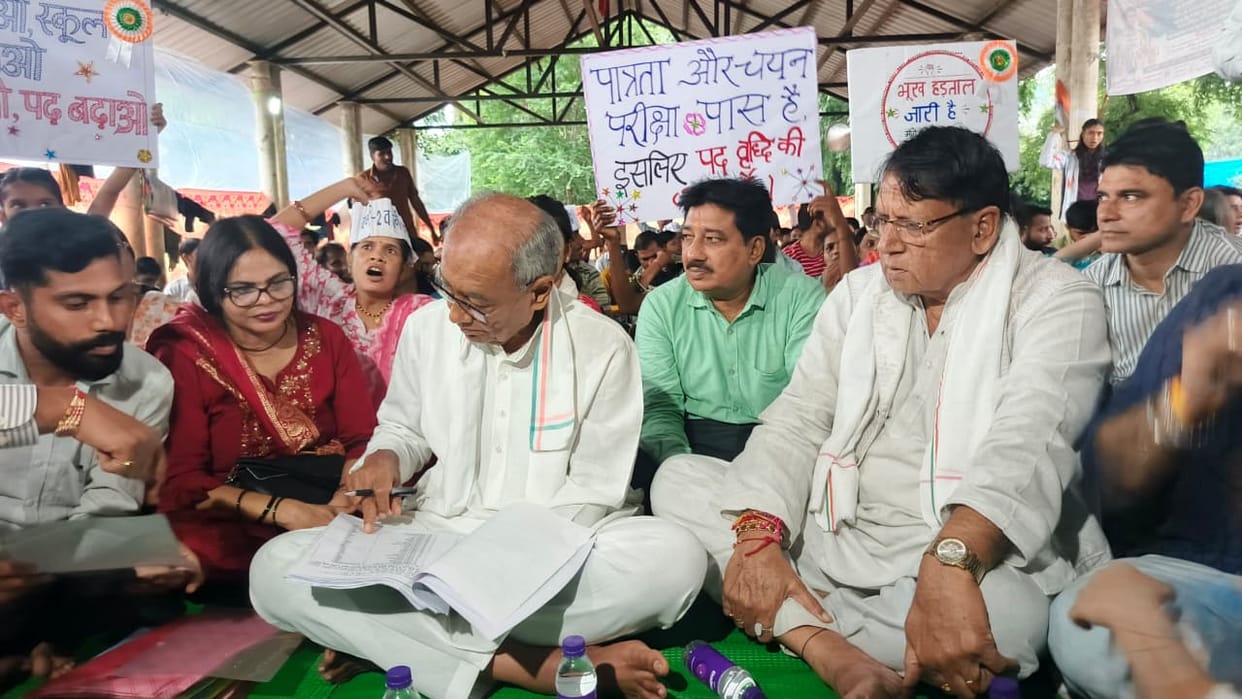 Digvijay and Jitu join the teacher aspirants' protest: Hunger strike called off, sit-in continues; meeting wit