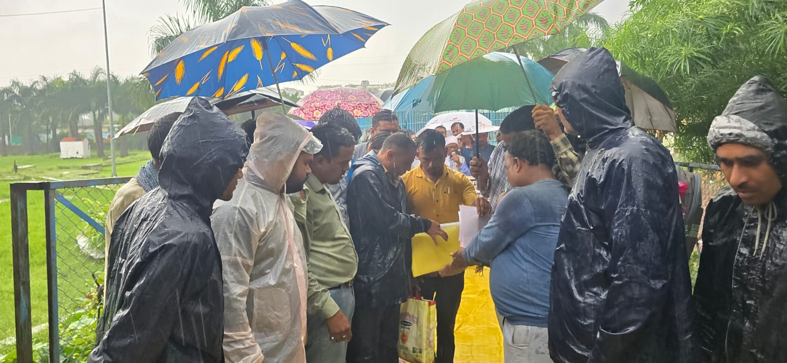 अतिथि शिक्षकों का बारिश के बीच विरोध प्रदर्शन