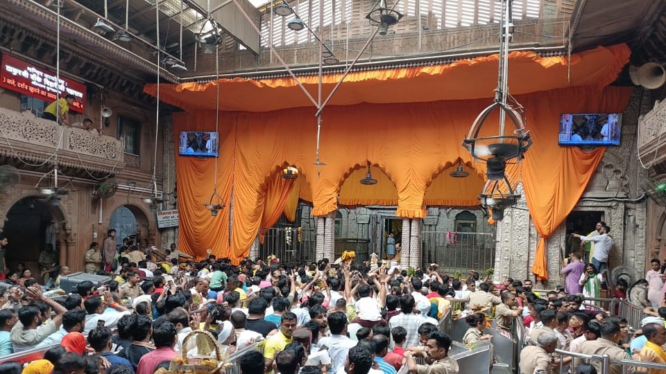 Banke Bihari Temple, Mangala Aarti at 1:55 AM Amid Massive Devotee Rush