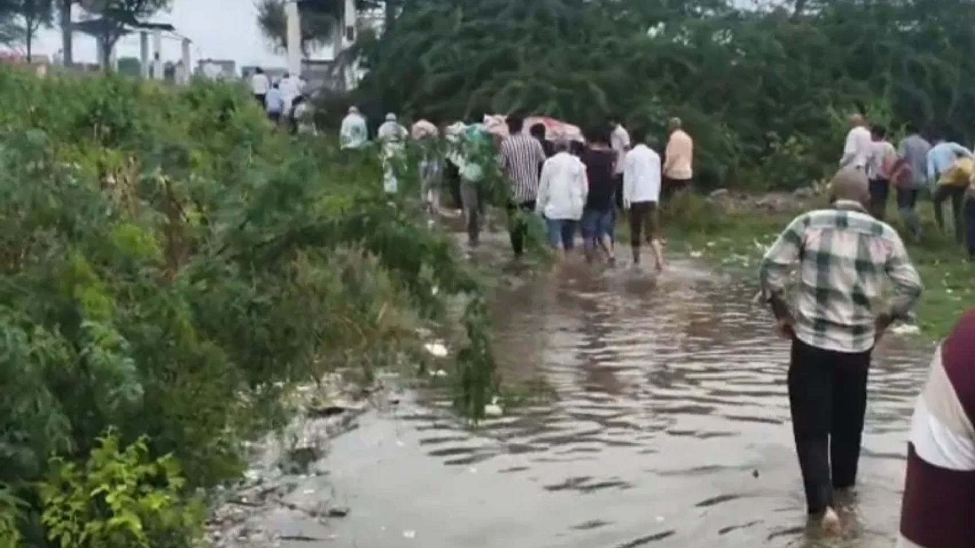 बारिश के कारण रोकी गई शव यात्रा