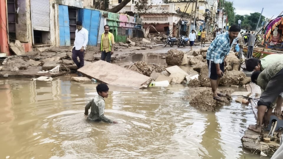 Chitrakoot Flood: Six Houses Destroyed in Tarounha Village Families Searching for Dreams