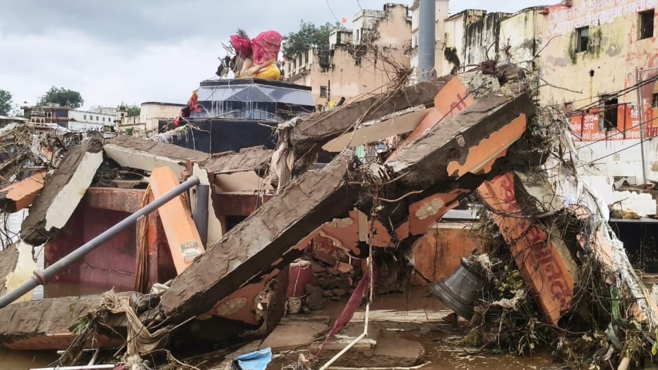 Chitrakoot Flood: Six Houses Destroyed in Tarounha Village Families Searching for Dreams