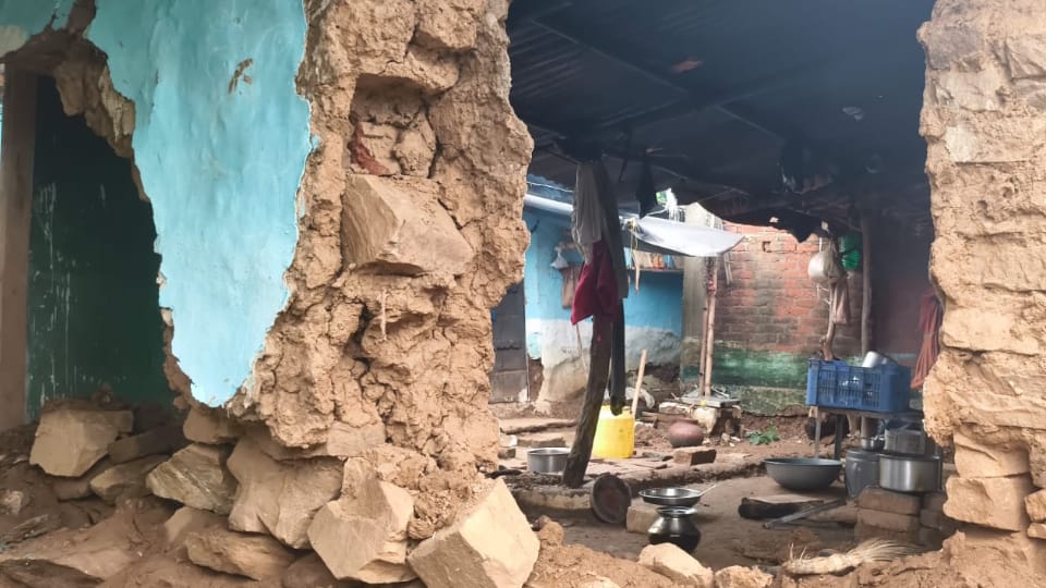 Chitrakoot Flood: Six Houses Destroyed in Tarounha Village Families Searching for Dreams