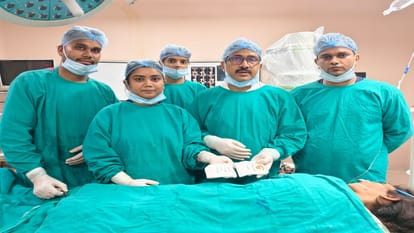 डॉक्टरों की टीम ने महिला के पेट से निकाली सुइयां, हेयरपिन और चड़ियों के टुकड़े।