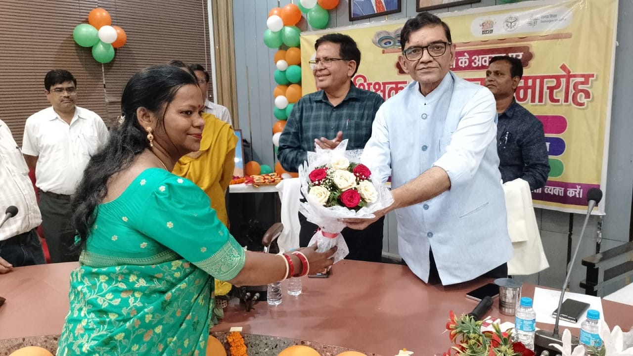 डीएम ने शिक्षकों को किया सम्मानित