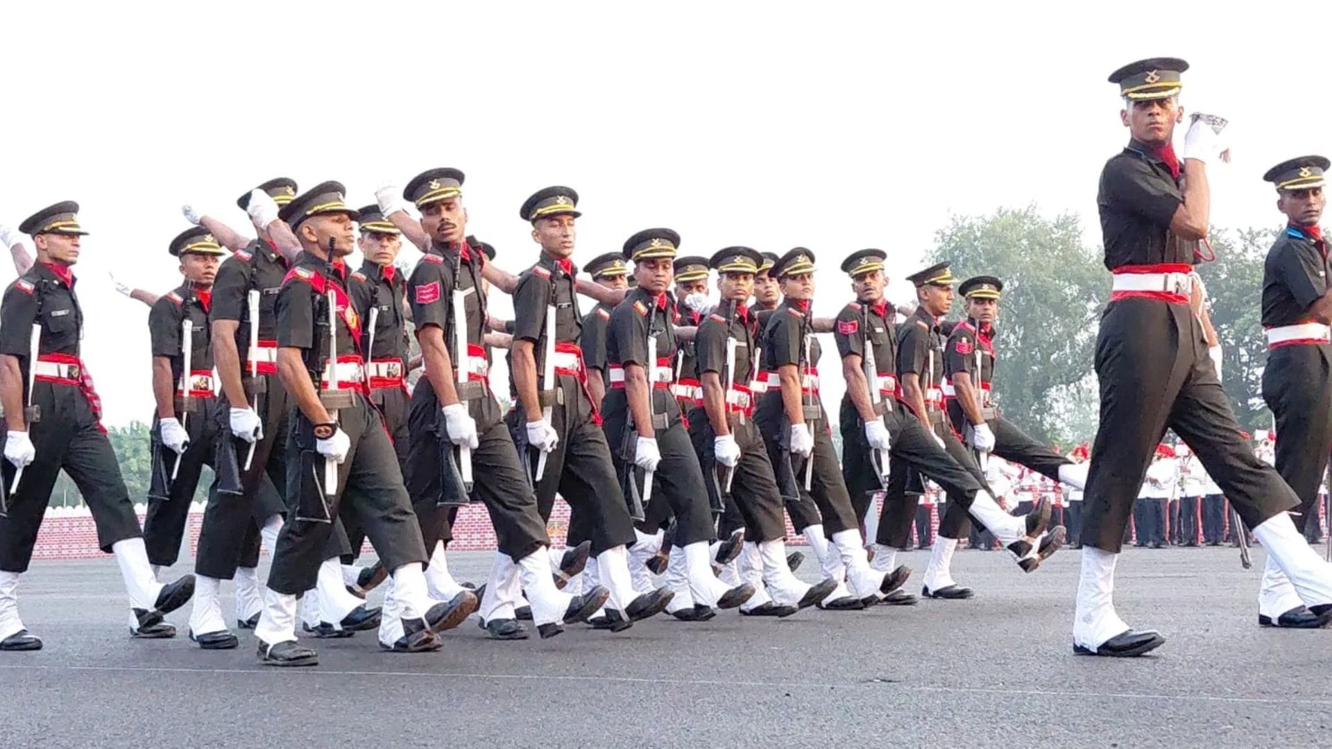 गयाजी स्थित ओटीए की पासिंग आउट परेड में शानदार मार्च करते अधिकारी कैडेट