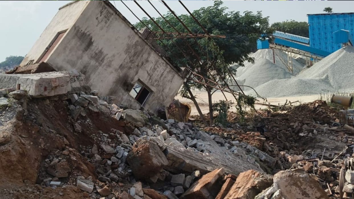 Major accident in Mirzapur Crusher plant structure collapses due to blasting vibrations  four workers dead