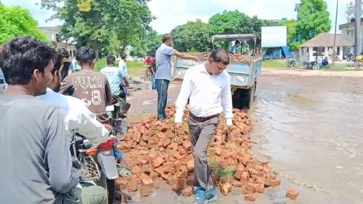 social worker filled highway potholes at his own expense after Public representatives ignored demands