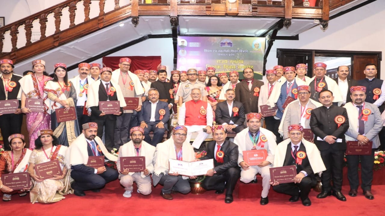 राज्य स्तरीय पुरस्कार से सम्मानित शिक्षक राज्यपाल कविंद्र गुप्ता के साथ सामूहिक चित्र में।