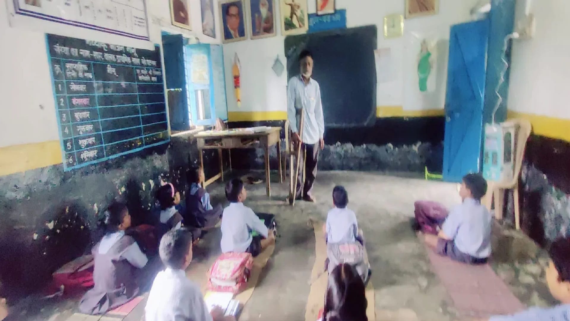 दिव्यांग शिक्षक बच्चों को पढ़ाते हुए