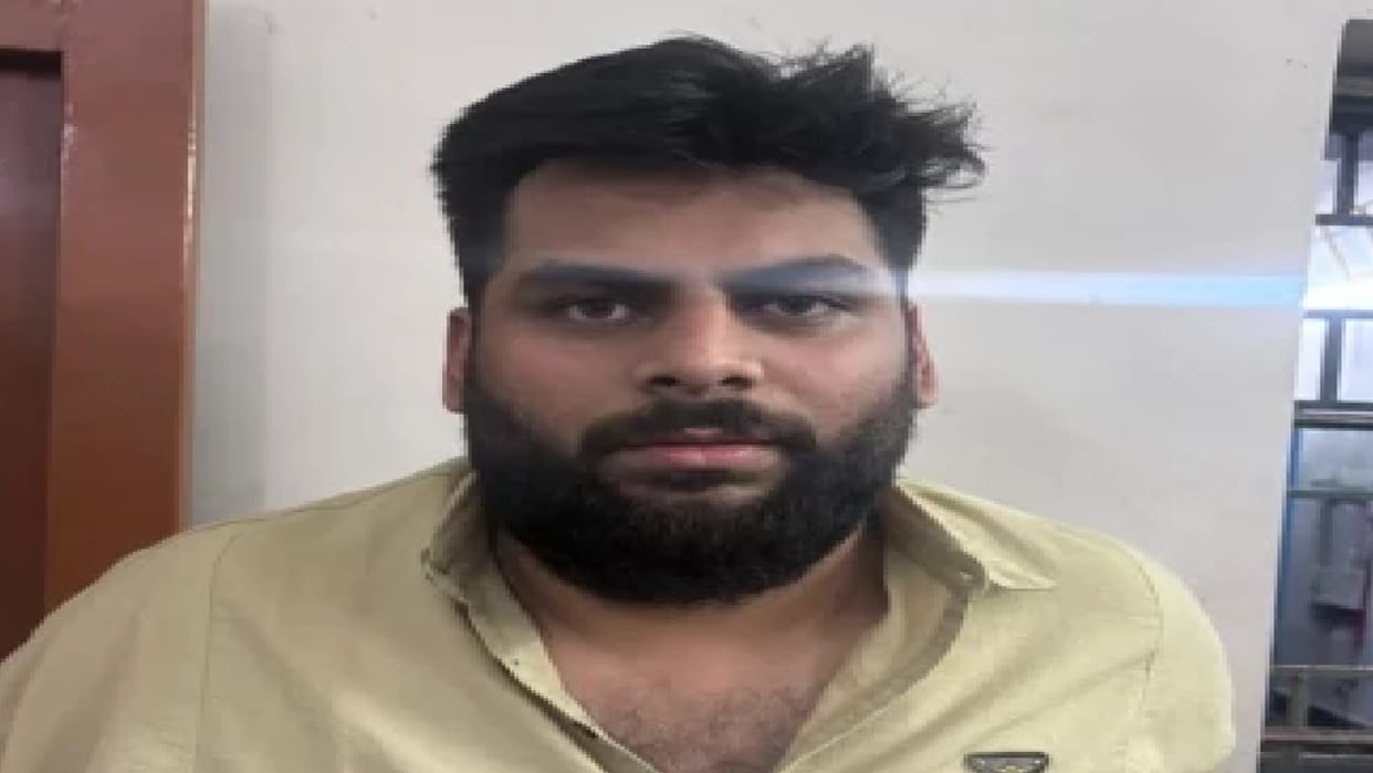 Despite Janmashtami being a dry day, a Congress leader was arrested for selling liquor at a bar in Raipur