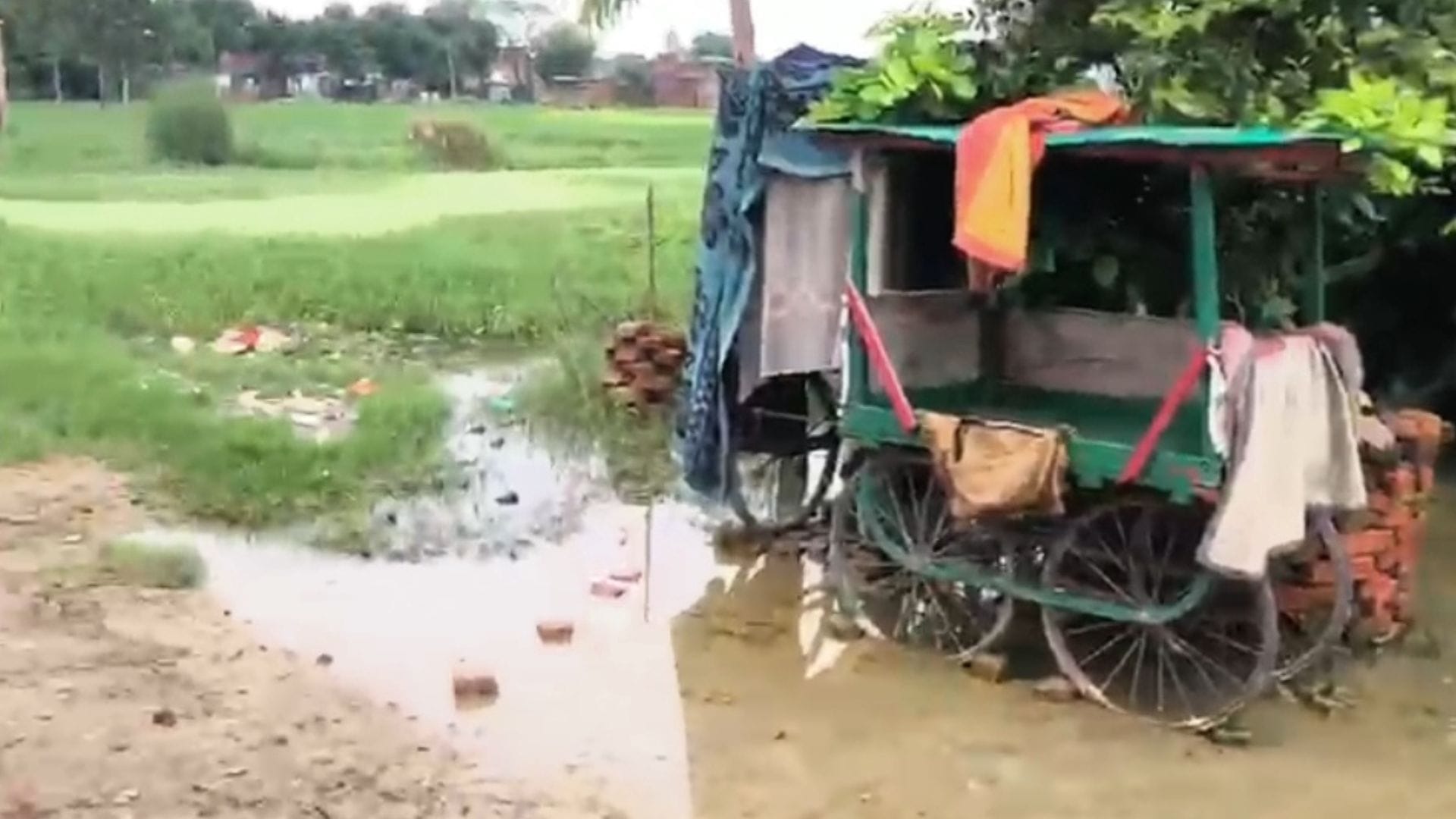 इकरा के घर के आसपास ऐसी है गंदगी।