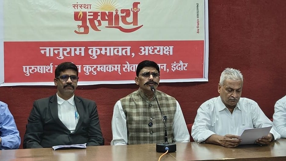 प्रेस वार्ता संबोधित करते भाजपा नेता।