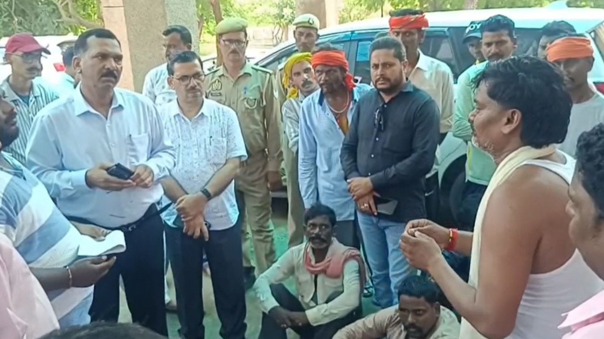 जिलाधिकारी ने बातचीत करते परिजन।