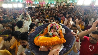 जन्माष्टमी पर बांके बिहारी मंदिर में भक्तों की भीड़।
