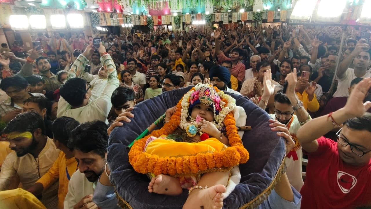 जन्माष्टमी पर बांके बिहारी मंदिर में भक्तों की भीड़।