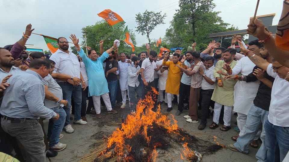 कांग्रेस के विरोध में भाजपा का प्रदर्शन, राहुल गांधी का पुतला फूंका