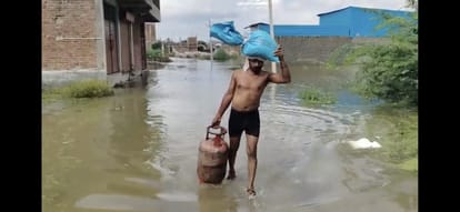 : कानपुर में बाढ़ के पानी ने बिगाड़े हालात