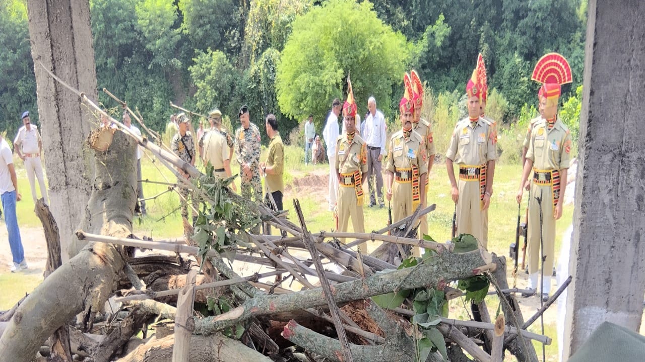 एएसआई सरबजीत को सलामी देकर श्रद्धांजलि देती बीएसएफ की टुकड़ी।