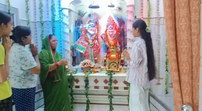 Kanpur Nand ke ghar aanand bhayo Jai Kanhaiya Lal ki chants of devotion echoed in Shuklaganj on Janmashtami
