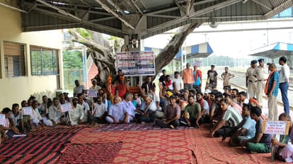 महरैल में ट्रेन ठहराव को लेकर गरमाया मामला, ग्रामीणों ने किया धरना-प्रदर्शन