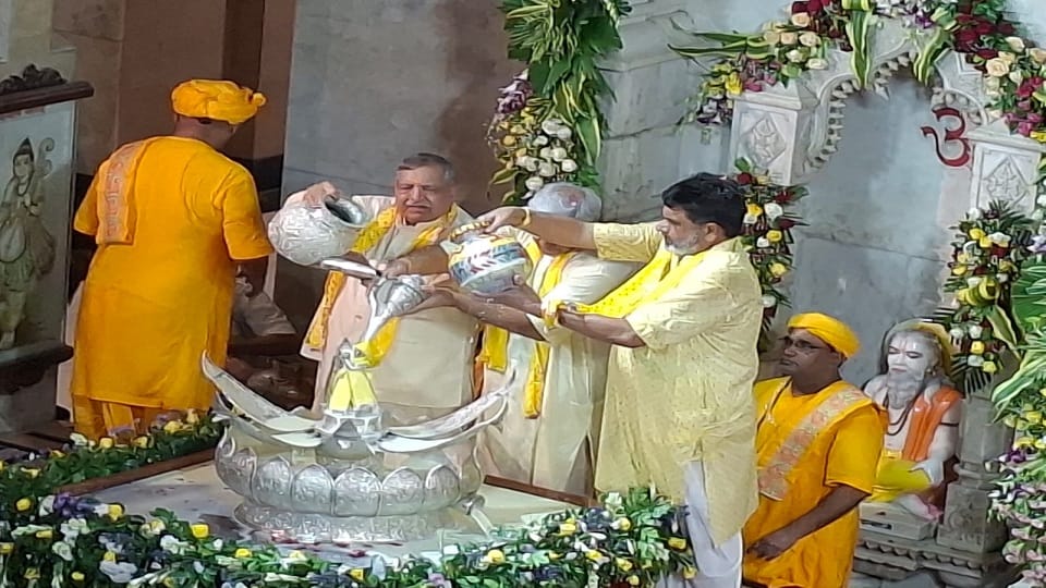 जन्माष्टमी 2026: मथुरा में आधी रात को जन्मे कृष्ण कन्हाई, देशभर में छा गया उल्लास, घर-घर गूंज उठे बधाई गीत