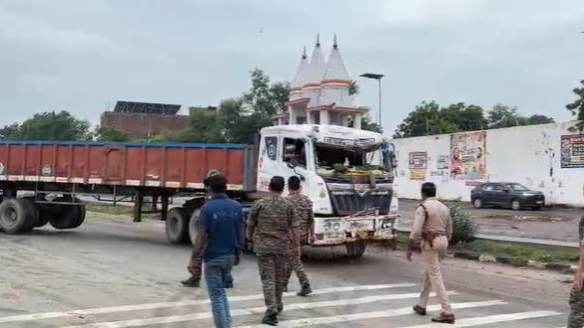 हादसे के बाद क्षतिग्रस्त ट्रक को रास्ते से हटवाती पुलिस