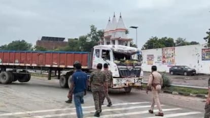 हादसे के बाद क्षतिग्रस्त ट्रक को रास्ते से हटवाती पुलिस