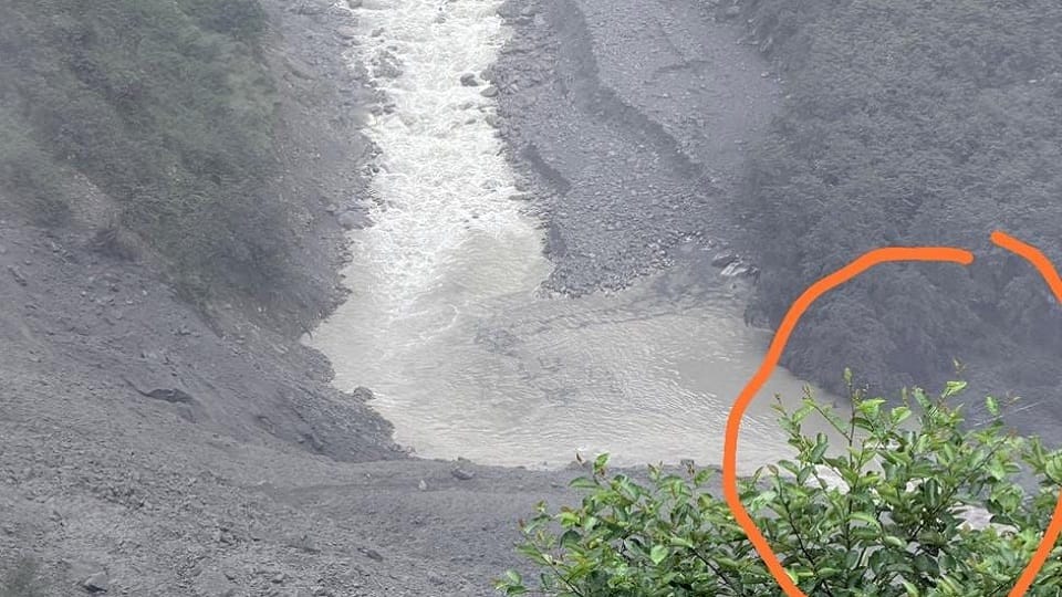 नेपाल के भट्टाड़ में भूस्खलन से चमेलिया नदी का रुका प्रवाह और बनने लगी कृत्रिम झील।