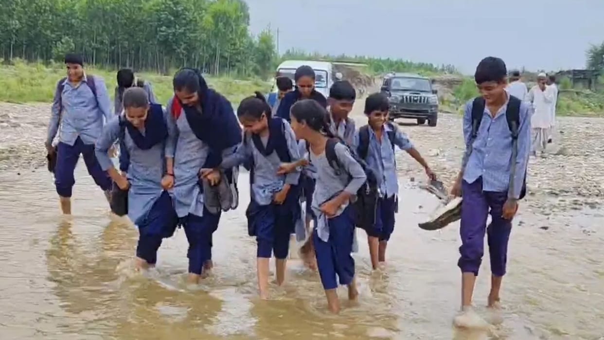 Jharkhand 629 Children Risk Their Lives Crossing Waterlogged Areas to Reach School as Major Issue Surfaces