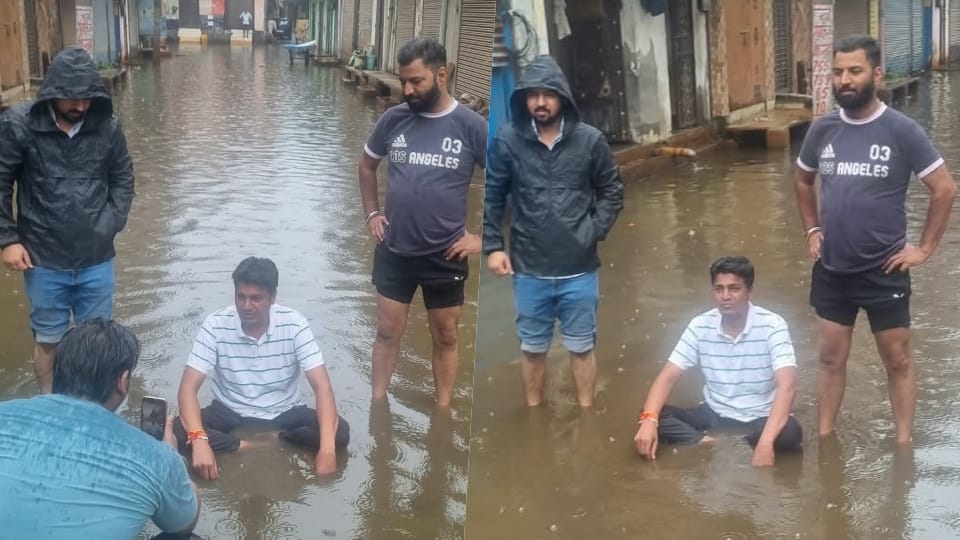 पार्षद ने पानी के बीच बैठकर किया विरोध
