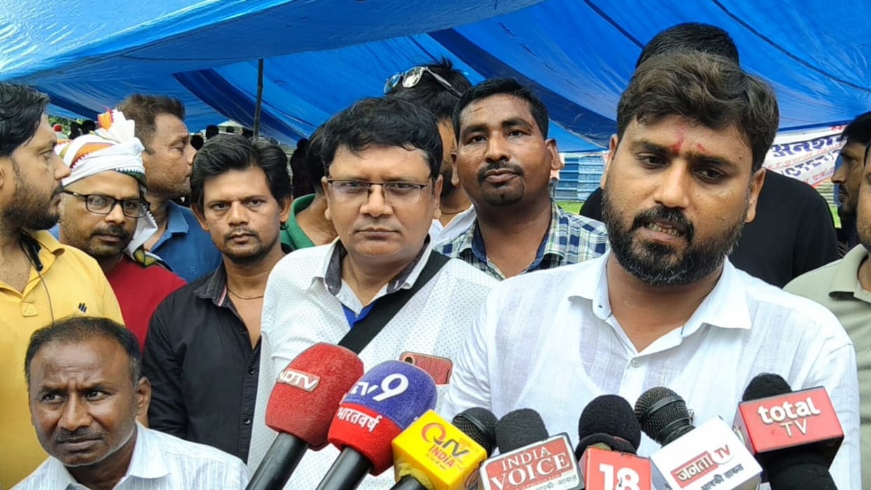 Prayagraj: Five candidates on hunger strike demanding recruitment advertisement based on old rules