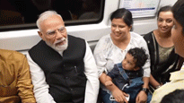 पीएम मोदी ने की मेट्रो की सवारी