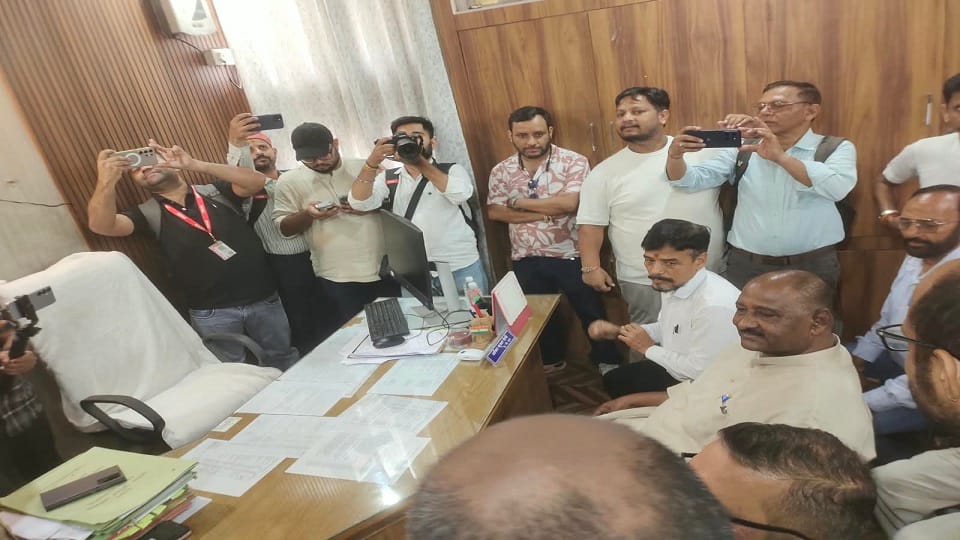 राज्यसभा सांसद चंद्रकांत दामोदर हंडोरे शनिवार को हल्द्वानी कोतवाली पहुंचे