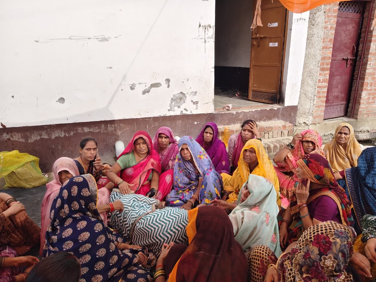 रोते बिलखते परिजन