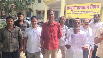 समाधान दिवस पर पहुंचे ग्रामीण